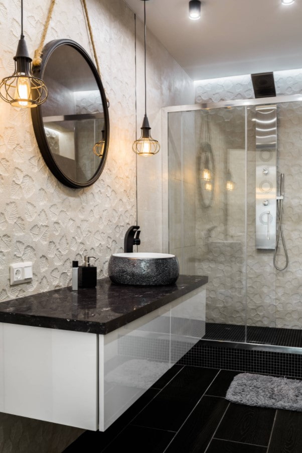 pavimento scuro in bagno