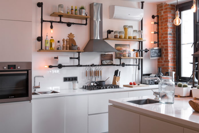 scaffali all'interno della cucina in stile loft
