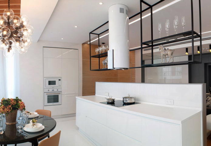 ripiani sotto il soffitto nell'interno della cucina