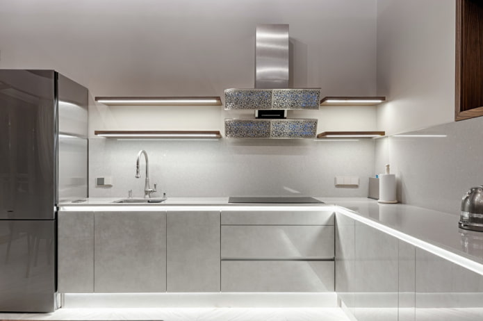 mensole con retroilluminazione nell'interno della cucina