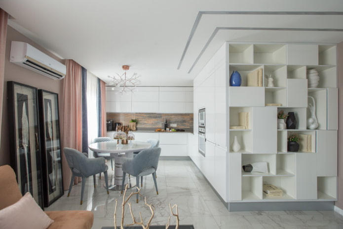 mensole integrate nell'interno della cucina