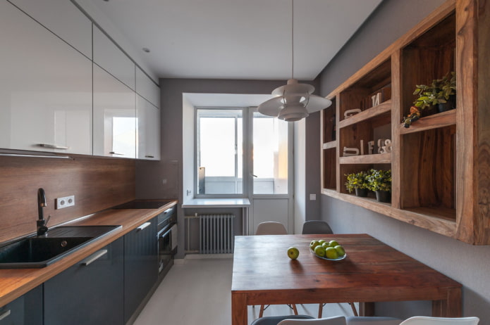 mensole sopra il tavolo nell'interno della cucina