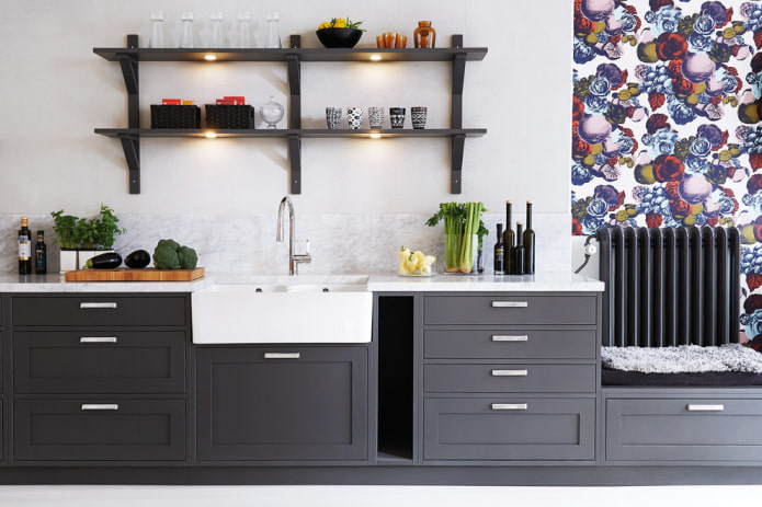 ripiani aperti all'interno della cucina