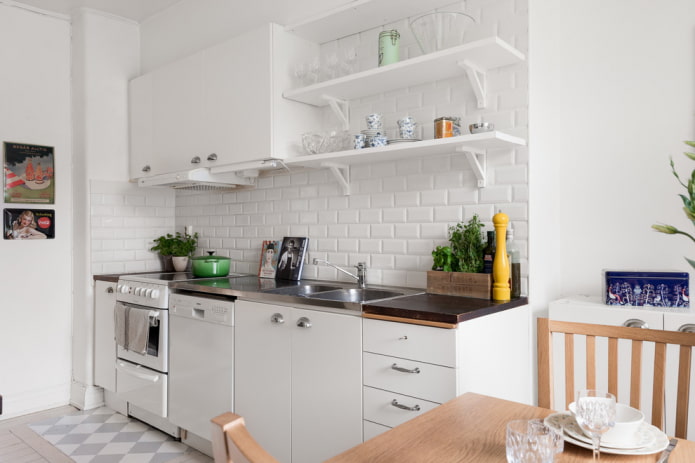 scaffali all'interno della cucina in stile scandinavo