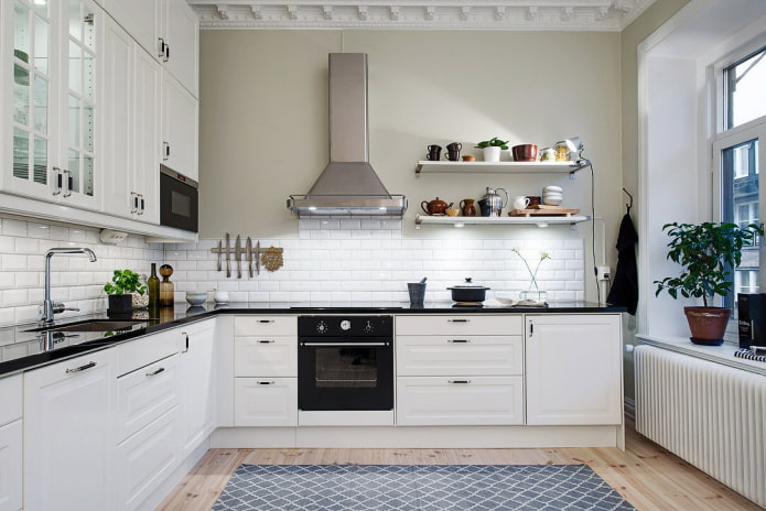 scaffali all'interno della cucina in stile scandinavo