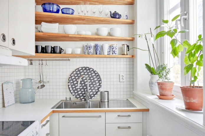 scaffali all'interno della cucina in stile scandinavo
