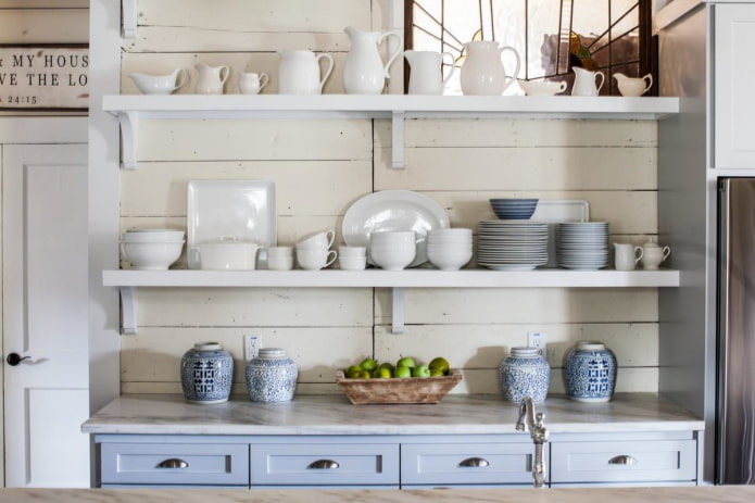 scaffali all'interno della cucina in stile provenzale