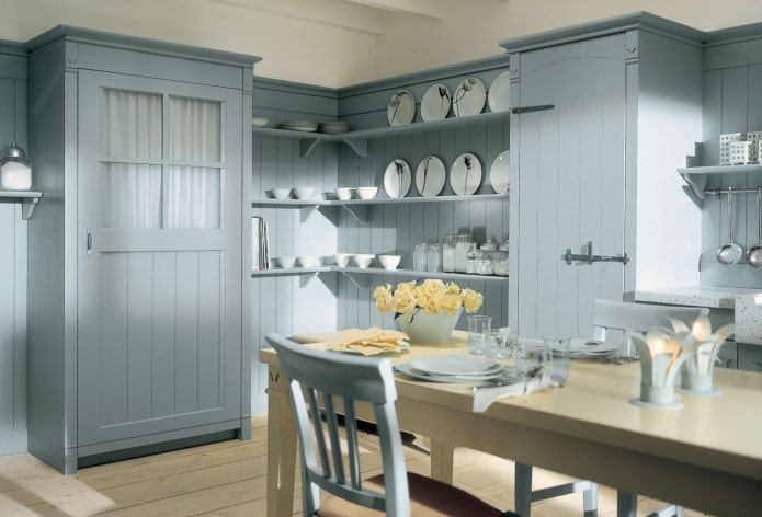 scaffali all'interno della cucina in stile provenzale