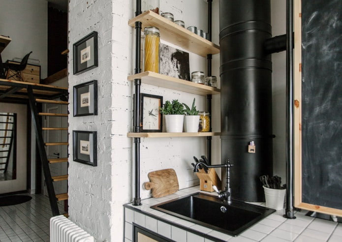 ripiani sopra il lavello nell'interno della cucina