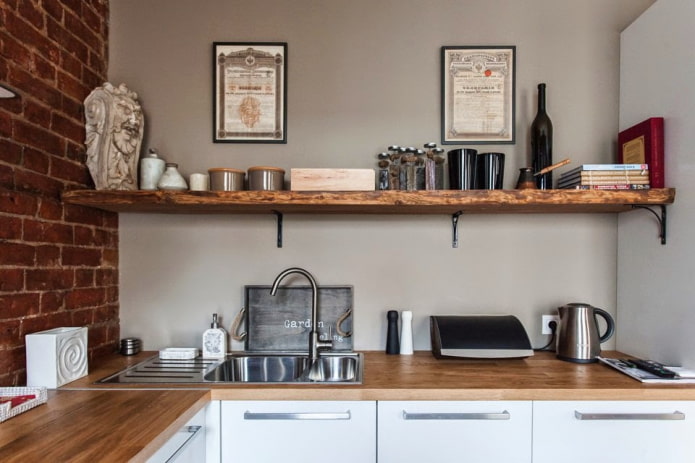 scaffali all'interno della cucina in stile loft