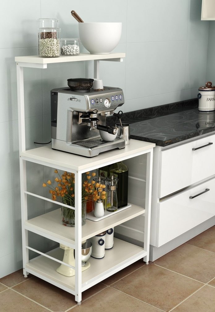 ripiani per elettrodomestici all'interno della cucina