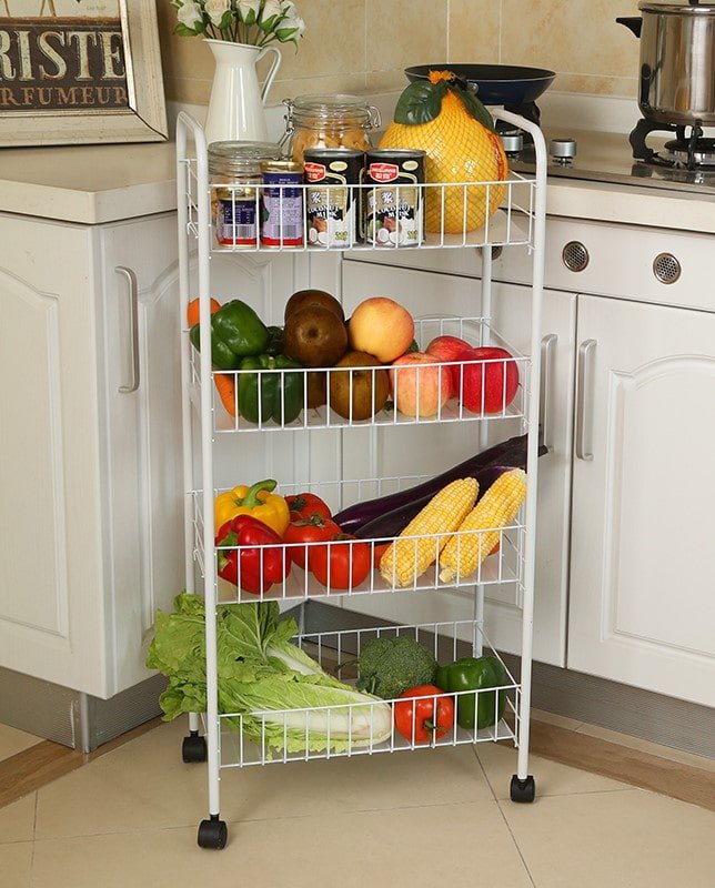 scaffali per alimenti all'interno della cucina