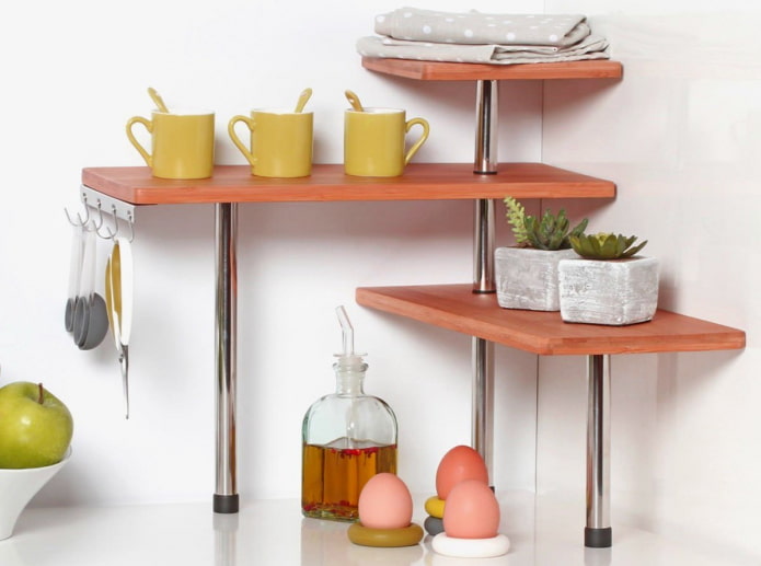 mensole da tavolo nell'interno della cucina