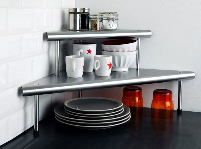 combinazione di colori degli scaffali nell'interno della cucina