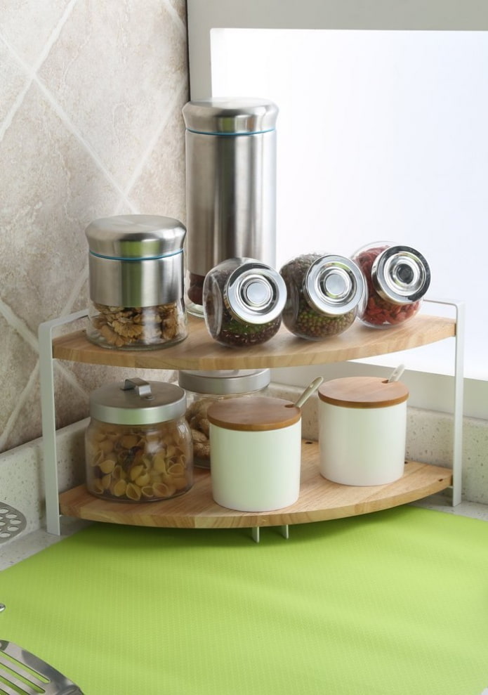 scaffali per alimenti all'interno della cucina