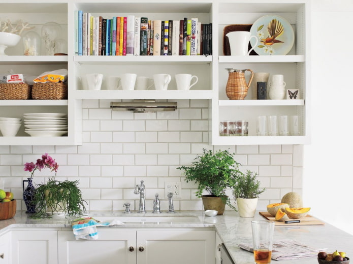 combinazione di colori degli scaffali nell'interno della cucina