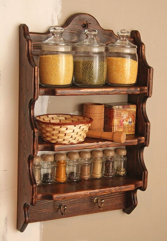 ripiani intagliati nell'interno della cucina
