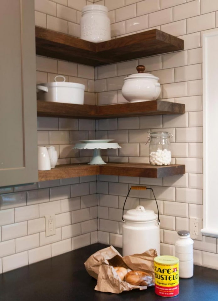 mensole nell'angolo dell'interno della cucina