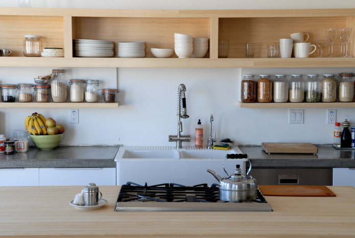 mensole a parete nell'arredamento della cucina