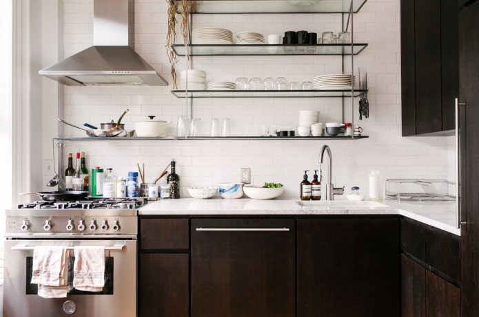 mensole in vetro nell'arredamento della cucina