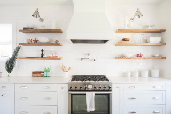ripiani in legno all'interno della cucina