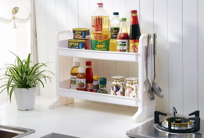ripiani in plastica all'interno della cucina