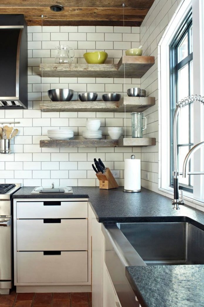 mensole angolari all'interno della cucina