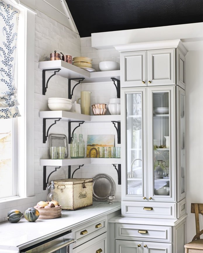 mensole angolari all'interno della cucina