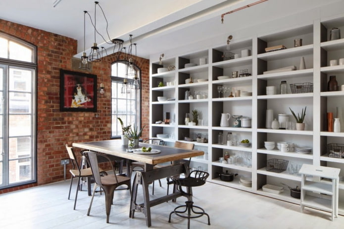 mensole fino al soffitto nell'interno della cucina