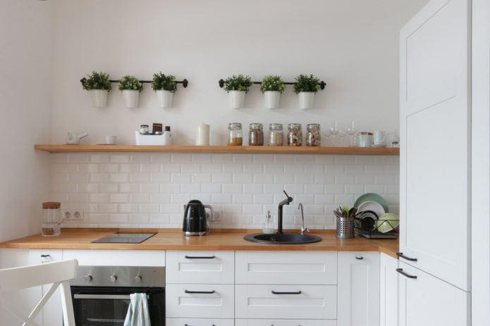 mensola dritta e stretta all'interno della cucina