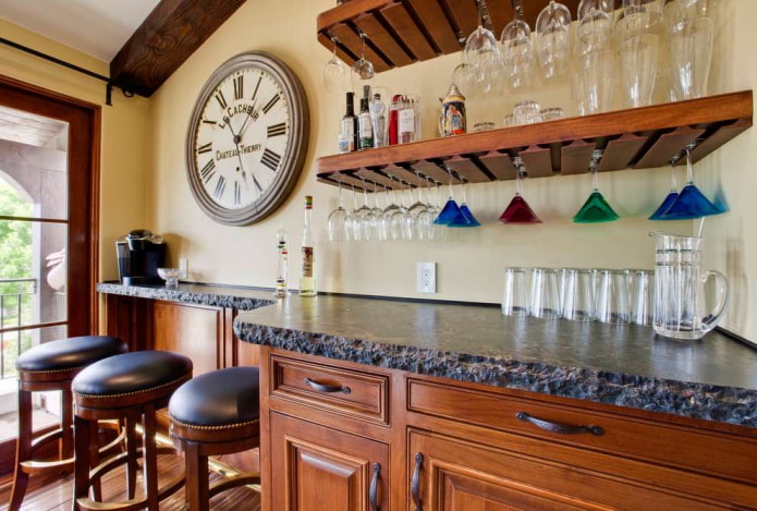 ripiani per stoviglie all'interno della cucina