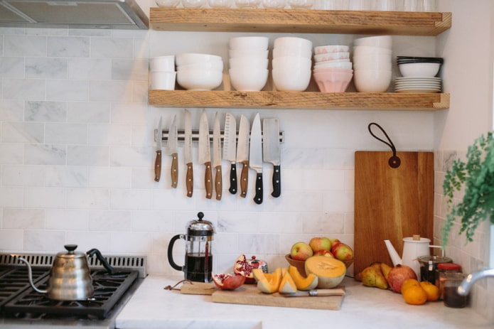 ripiani per stoviglie all'interno della cucina