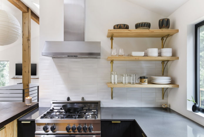 ripiani per stoviglie all'interno della cucina