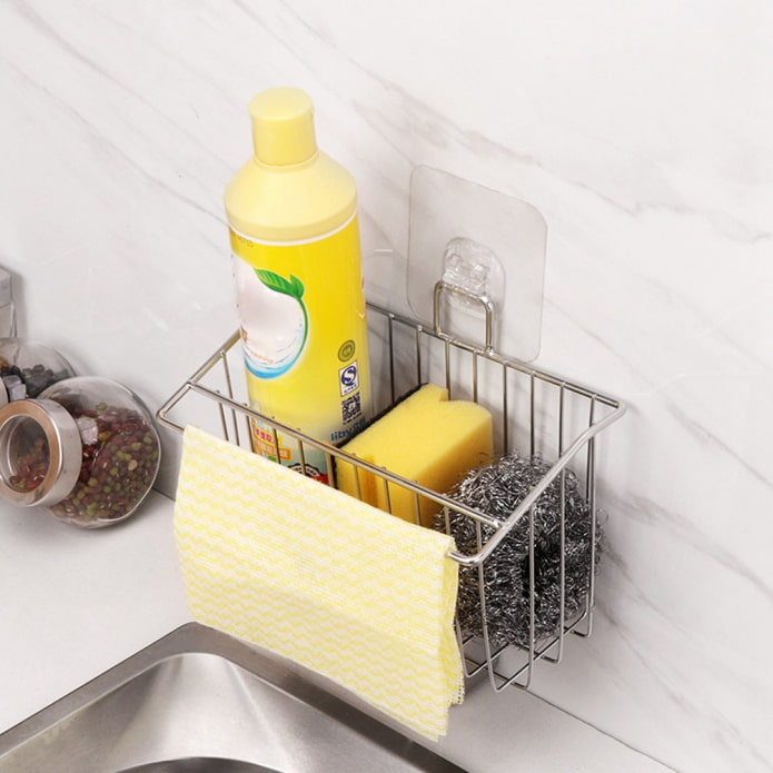 ripiani per accessori domestici all'interno della cucina