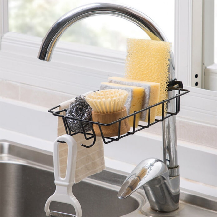 ripiani per accessori domestici all'interno della cucina
