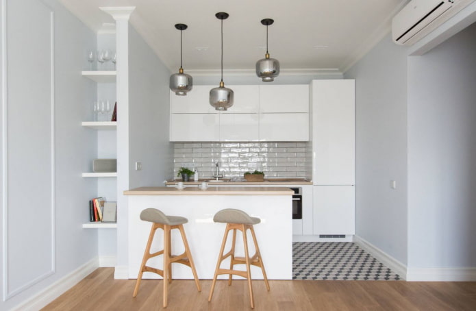 ripiani in una nicchia nell'interno della cucina