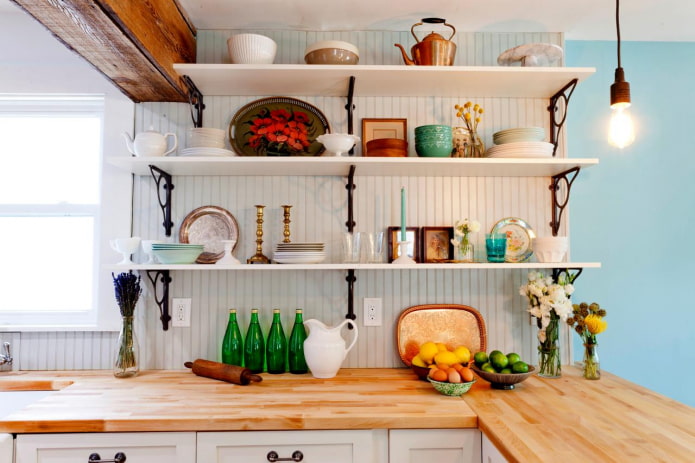 mensole decorative nell'interno della cucina