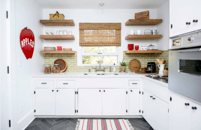mensole aperte nell'interno della cucina