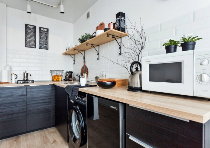 mensole aperte nell'interno della cucina