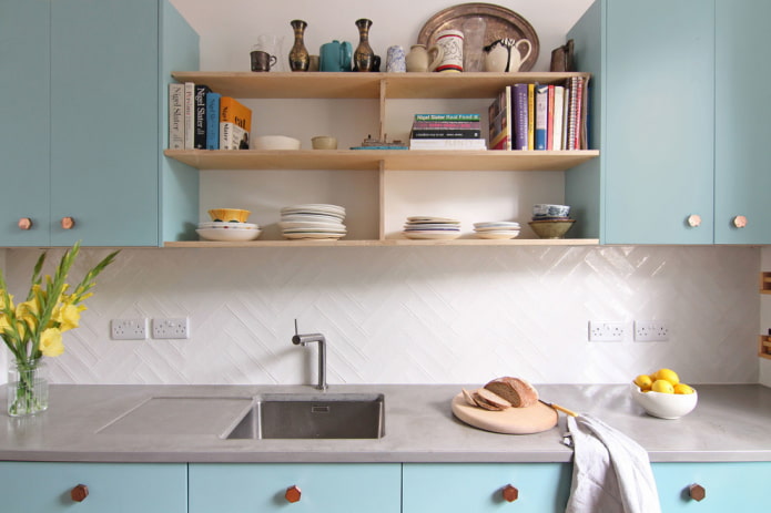mensole aperte nell'interno della cucina