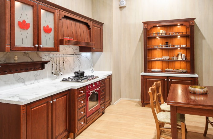 mensole nell'interno della cucina in stile classico