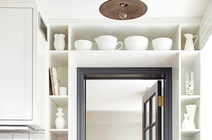 mensola sopra la porta nell'interno della cucina