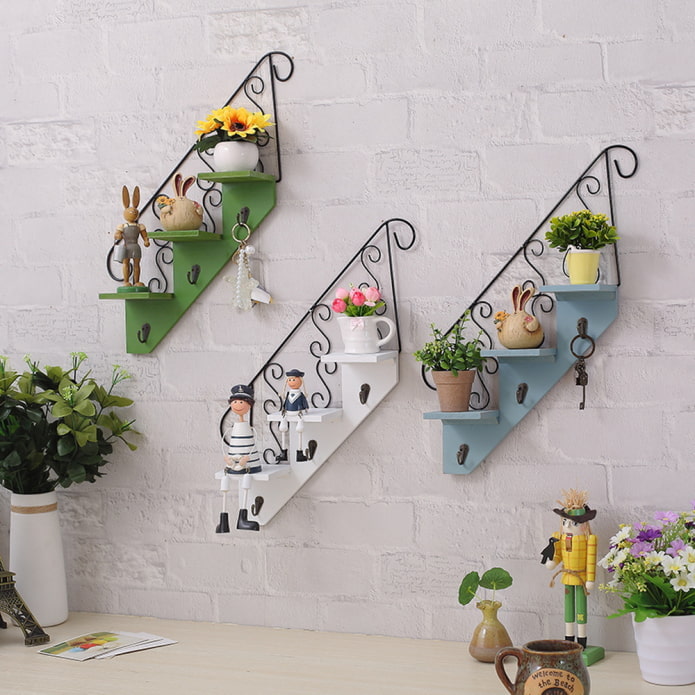 design degli scaffali a muro negli interni