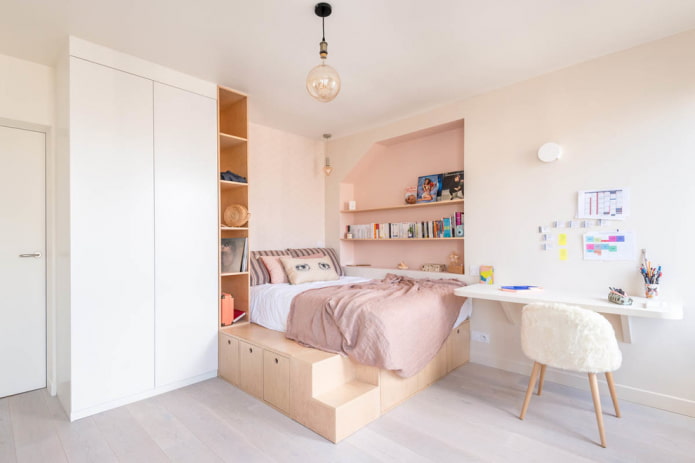 scaffali in una nicchia sopra il letto all'interno