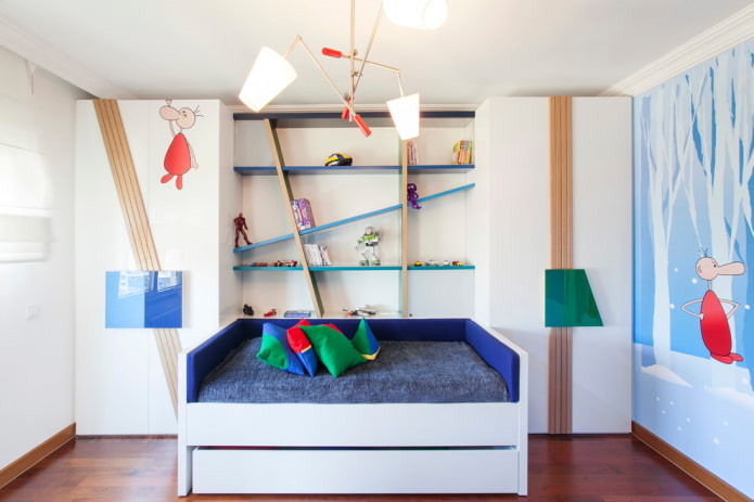 mensole sopra il letto all'interno della cameretta dei bambini