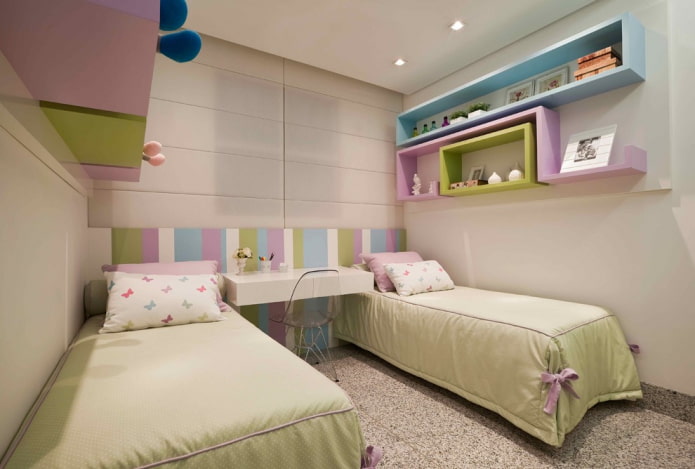 mensole sopra il letto all'interno della cameretta per bambini