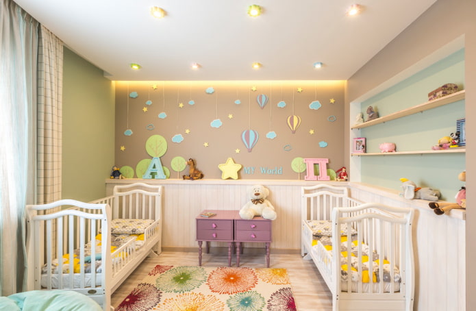 mensole sopra il letto all'interno della cameretta dei bambini
