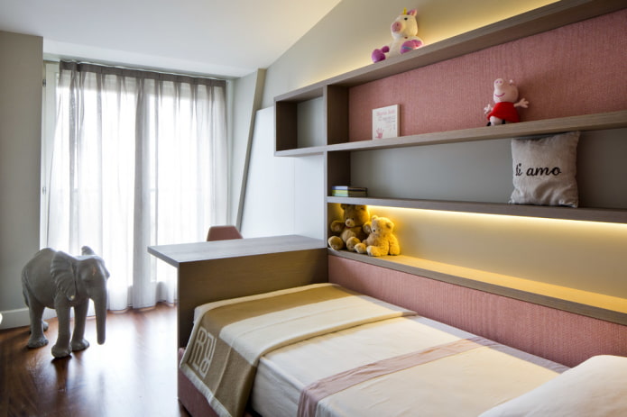scaffali a lato del letto all'interno
