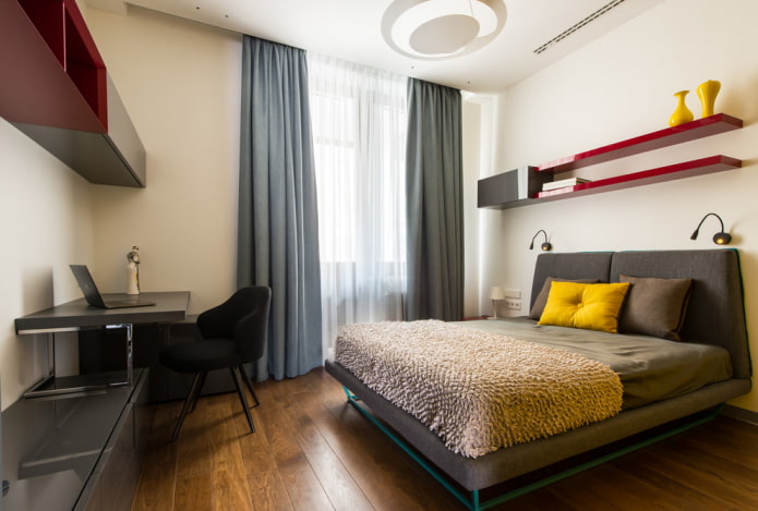 Mensole sospese sopra il letto in un interno
