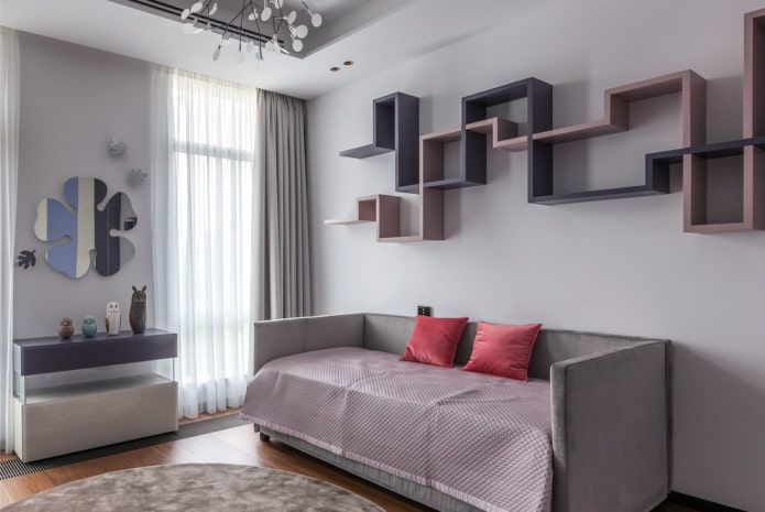 mensole sopra il letto all'interno della stanza dei bambini